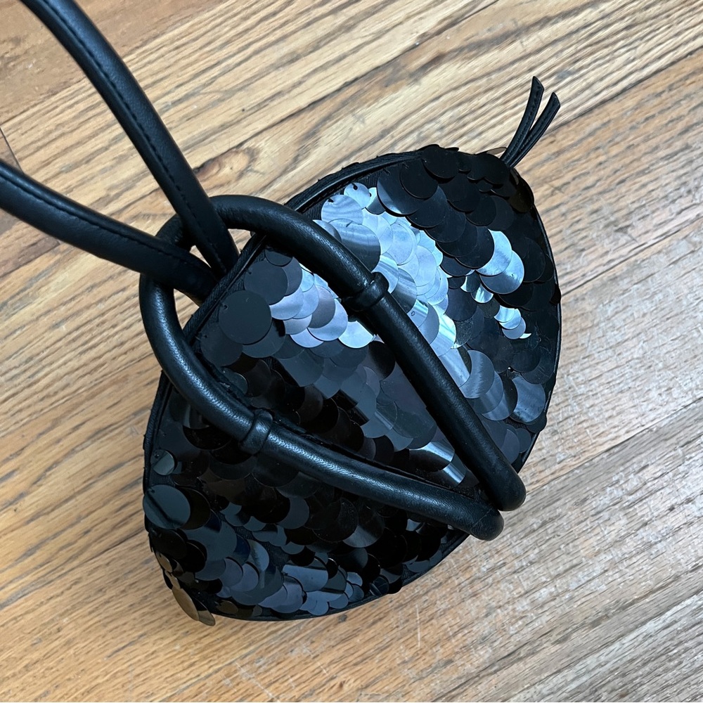 ☆ KARA 2022 black sequin knot clutch